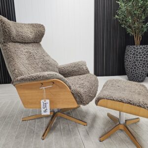 Conform Air lenestol med krakk i fåreskinn
