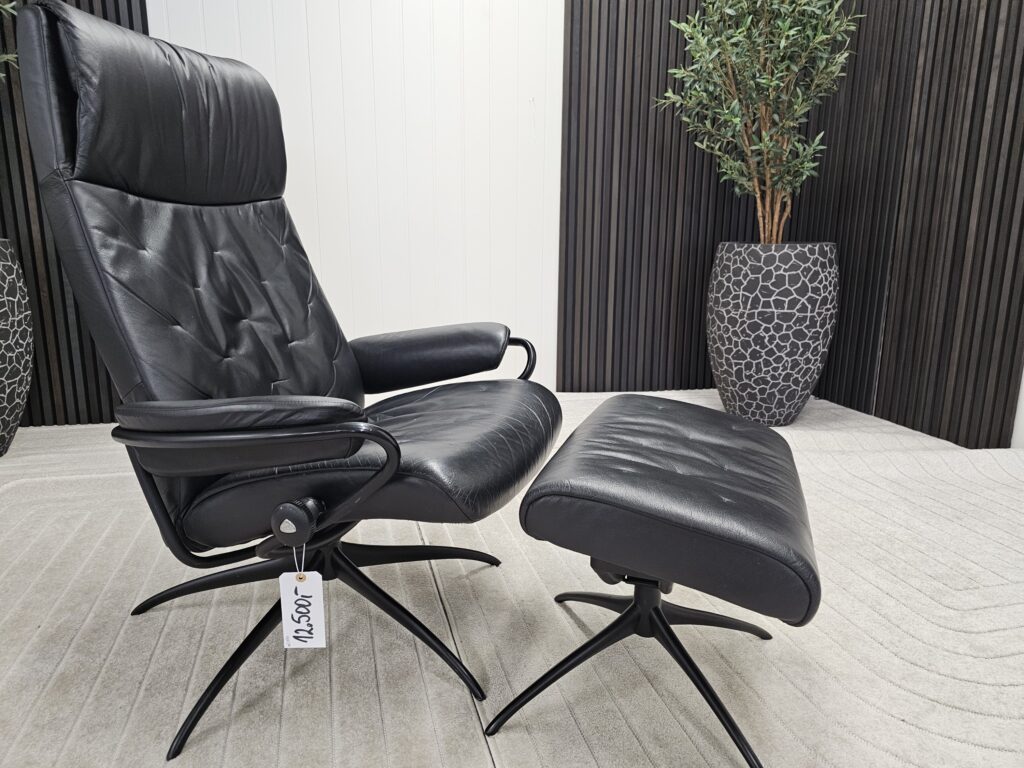 Stressless® Metro høyrygg lenestol m/krakk- Pent brukt!