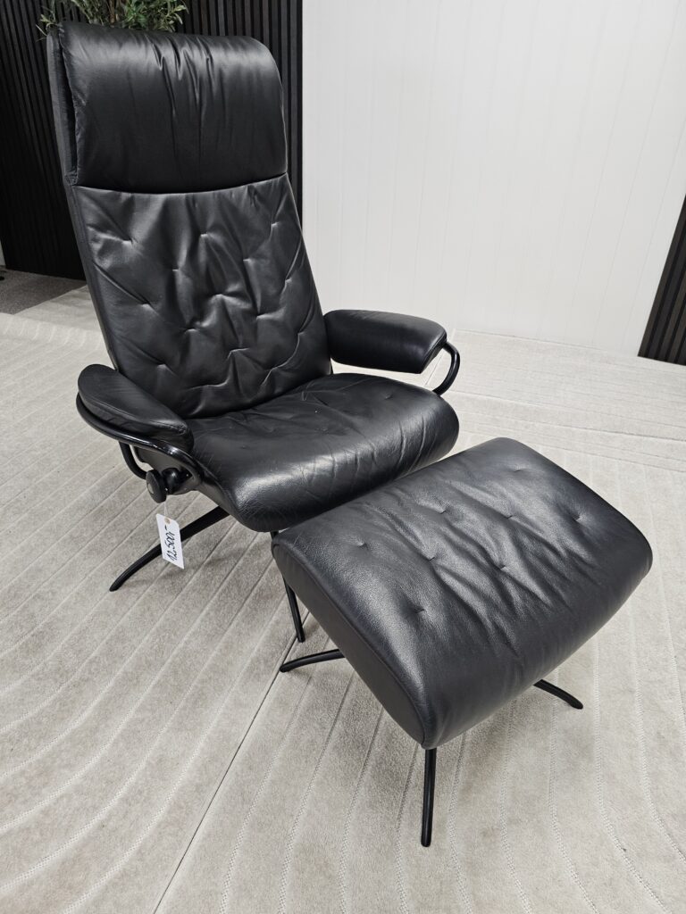 Stressless® Metro høyrygg lenestol m/krakk- Pent brukt!