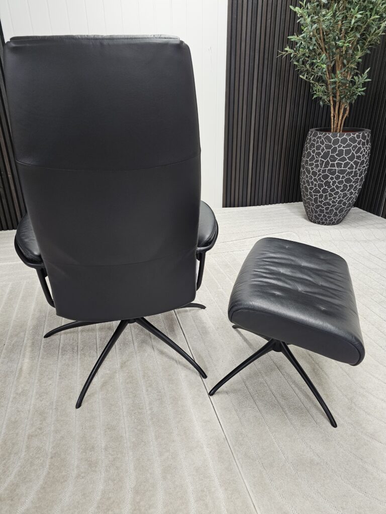 Stressless® Metro høyrygg lenestol m/krakk- Pent brukt!