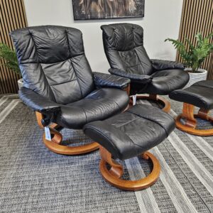 2025/09/1000122367-scaled.jpg 2 stk. Stressless® Mayfair lenestoler m/krakk fra Ekornes