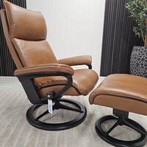 2025/10/1000125914-scaled.jpg Stressless® Aura (M) Signature lenestol m/krakk fra Ekornes