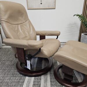 2025/10/1000126483-scaled.jpg Stressless® Classic lenestol med krakk fra Ekornes