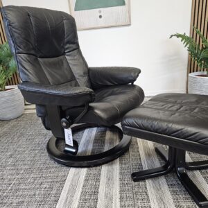 2025/10/1000128074-scaled.jpg Stressless® Mayfair (M) lenestol fra Ekornes m/krakk