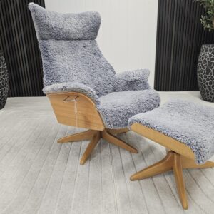 2025/11/1000129507-scaled.jpg Conform Air lenestol med krakk i fåreskinn