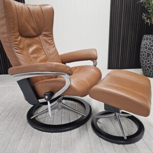 2025/11/1000129668-scaled.jpg Stressless® Wing Signature lenestol m/krakk fra Ekornes