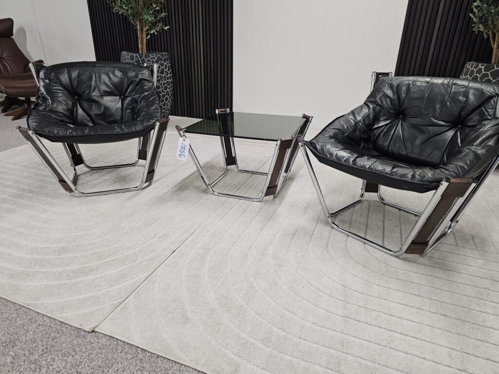 2 stk. Sonic lenestol av Odd Knudsen for Hjellegjerde (1970) + bord