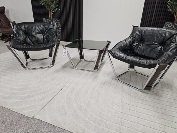 2 stk. Sonic lenestol av Odd Knudsen for Hjellegjerde (1970) + bord