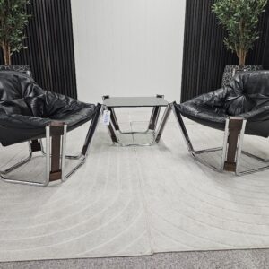 2025/11/1000130223-scaled.jpg 2 stk. Sonic lenestol av Odd Knudsen for Hjellegjerde (1970) + bord