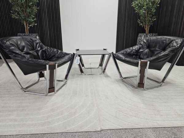 2 stk. Sonic lenestol av Odd Knudsen for Hjellegjerde (1970) + bord