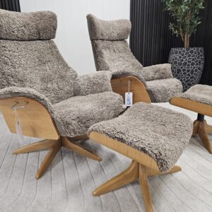 2025/11/1000130500-scaled.jpg 2 stk. Conform Air lenestol m/krakk- Fåreskinn Sahara / Eik understell