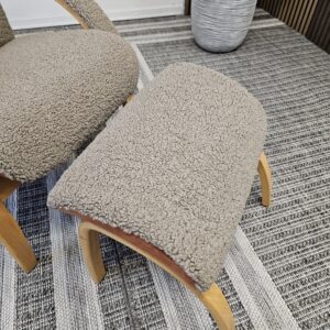 Brunstad Delta lenestol med krakk- Sahara fåreskinn/eik - Bilde 9
