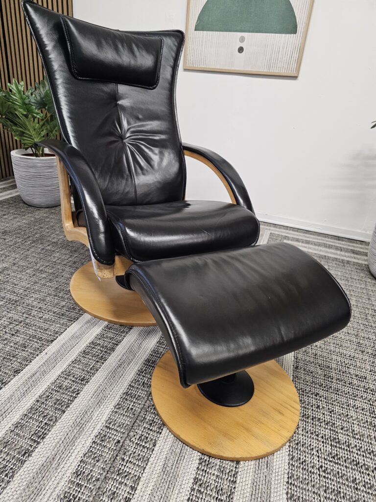 Brunstad Delta Swing lenestol med krakk