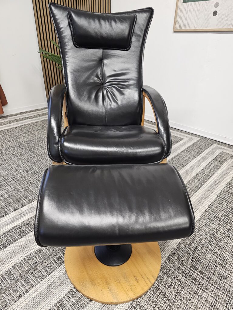 Brunstad Delta Swing lenestol med krakk