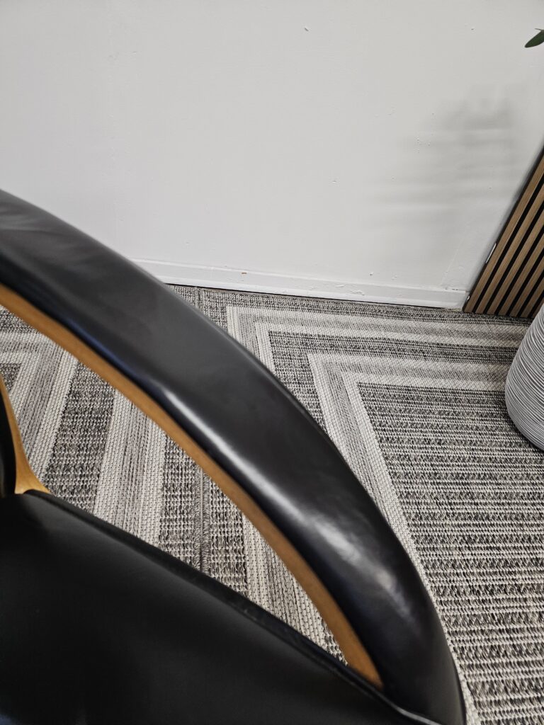 Brunstad Delta Swing lenestol med krakk
