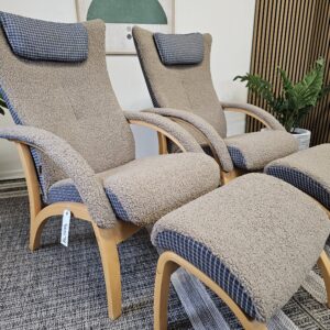 2 stk. Brunstad Delta Legend fåreskinn lenestoler m/krakk