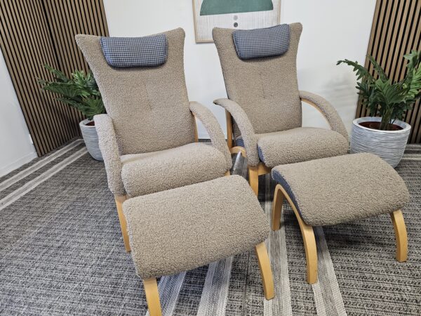 2 stk. Brunstad Delta Legend fåreskinn lenestoler m/krakk