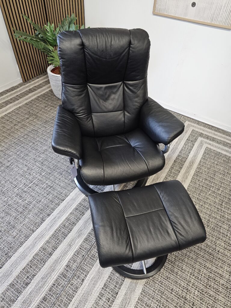 Stressless® Mayfair Signature lenestol med krakk