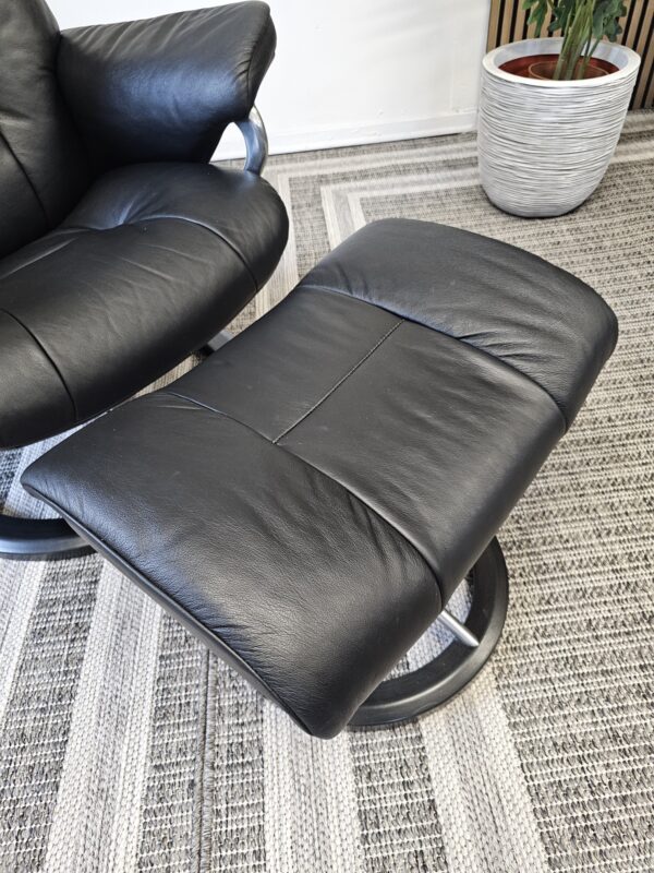 Stressless® Mayfair Signature lenestol med krakk