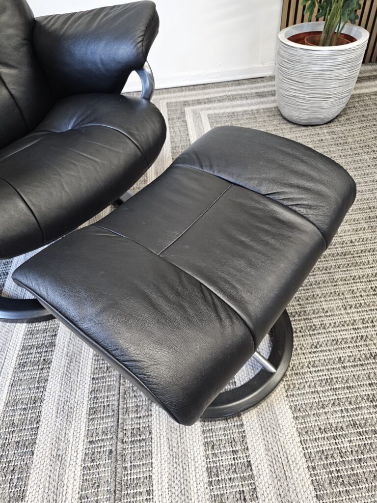 Stressless® Mayfair Signature lenestol med krakk