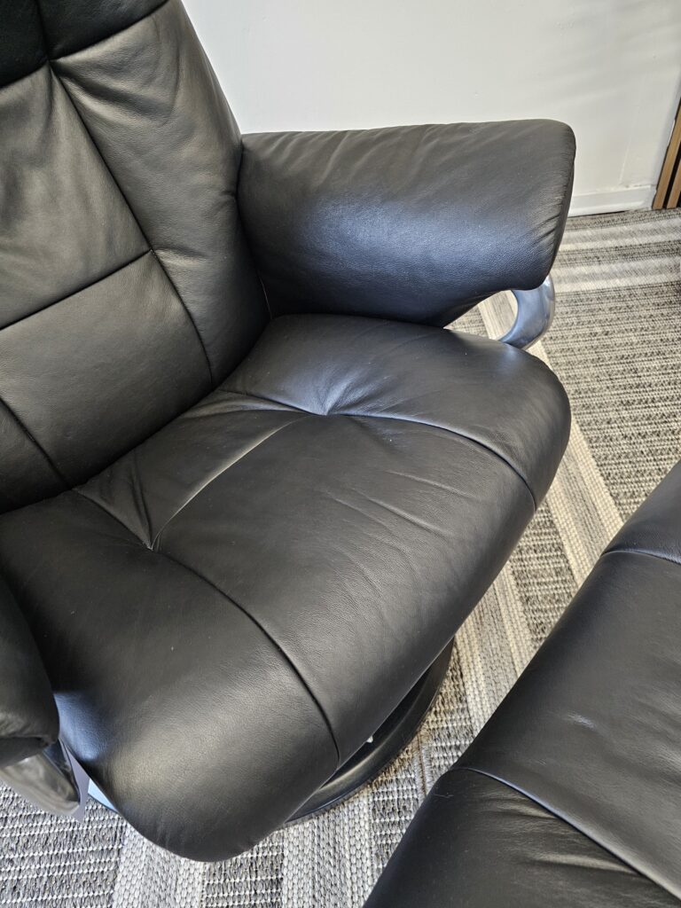 Stressless® Mayfair Signature lenestol med krakk
