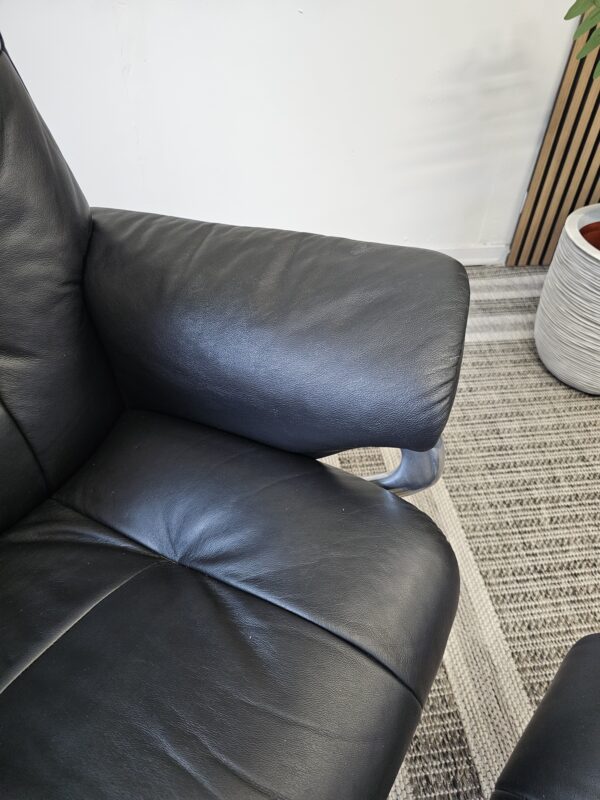 Stressless® Mayfair Signature lenestol med krakk