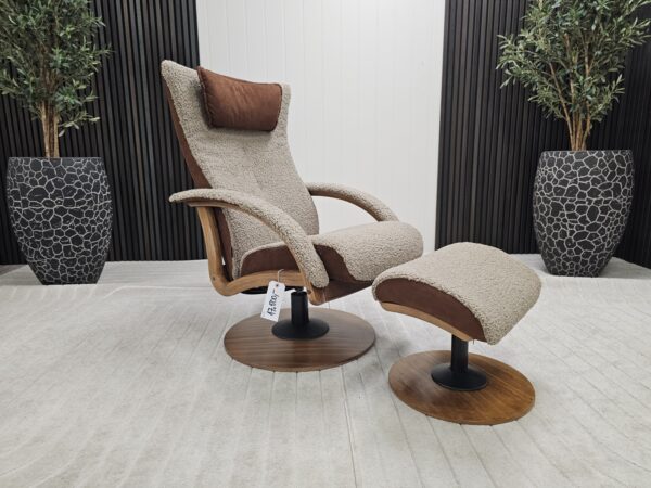 Brunstad Delta Motion lenestol m/krakk i fåreskinn