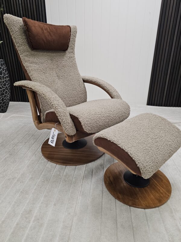 Brunstad Delta Motion lenestol m/krakk i fåreskinn
