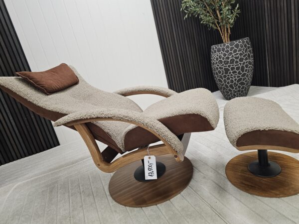 Brunstad Delta Motion lenestol m/krakk i fåreskinn