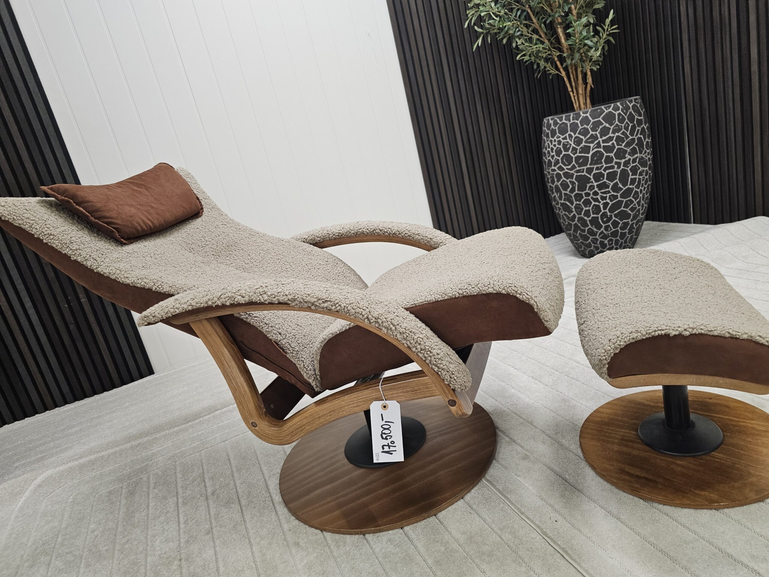 Brunstad Delta Motion lenestol m/krakk i fåreskinn - Bilde 4