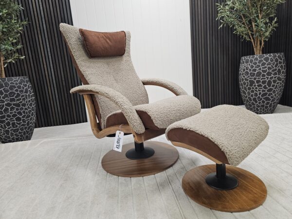 Brunstad Delta Motion lenestol m/krakk i fåreskinn