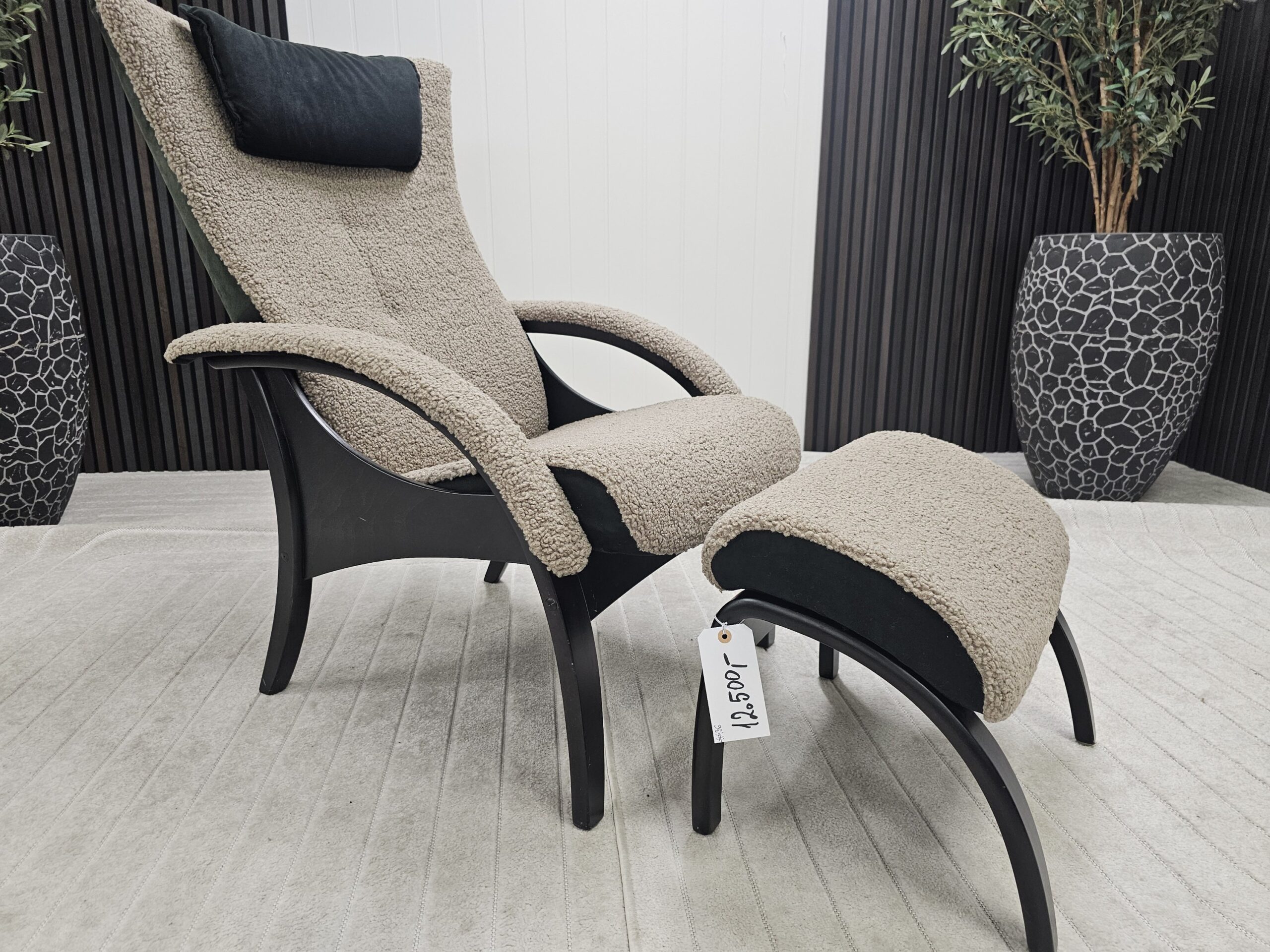 Brunstad Delta Legend lenestol med krakk i fåreskinn - Bilde 7