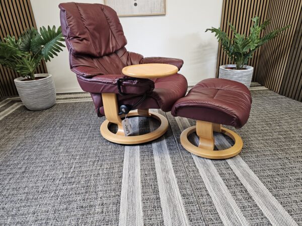 Stressless® Reno Medium med krakk + Stressless® Swing bord