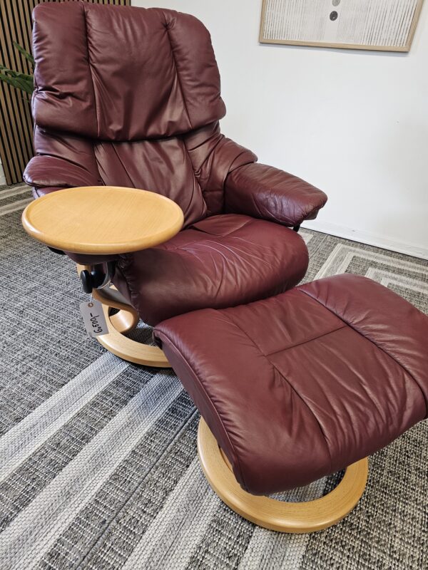 Stressless® Reno Medium med krakk + Stressless® Swing bord