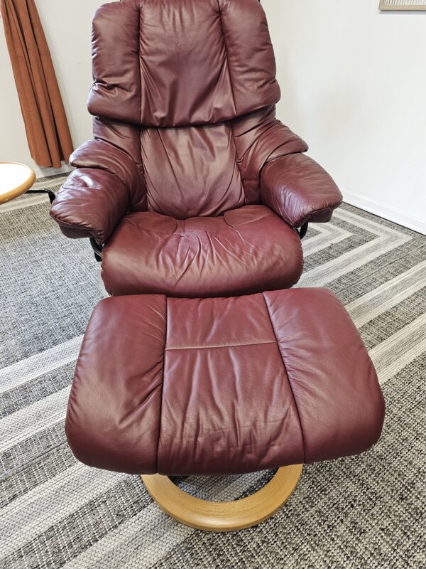 Stressless® Reno Medium med krakk + Stressless® Swing bord