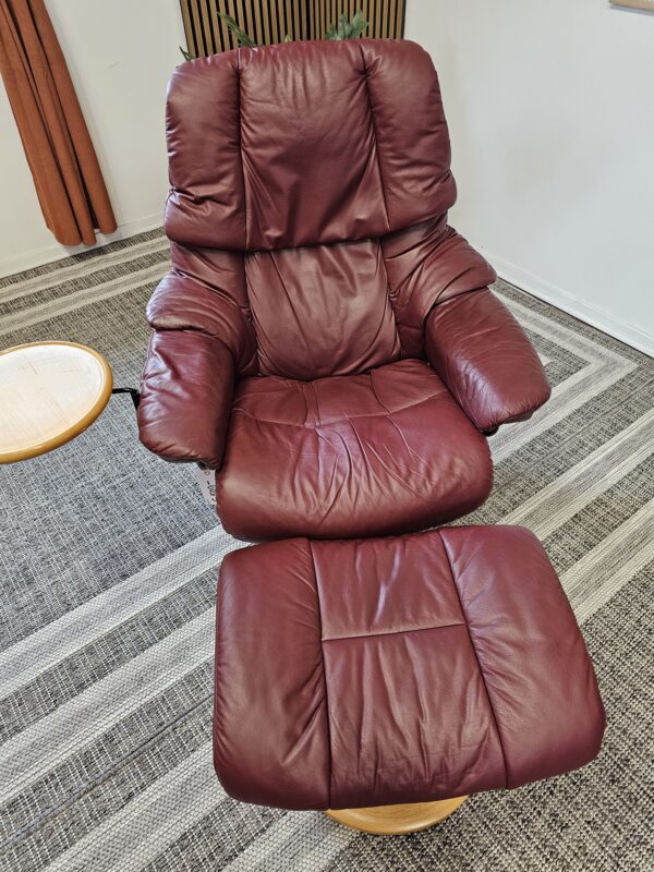 Stressless® Reno Medium med krakk + Stressless® Swing bord