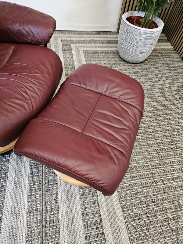 Stressless® Reno Medium med krakk + Stressless® Swing bord