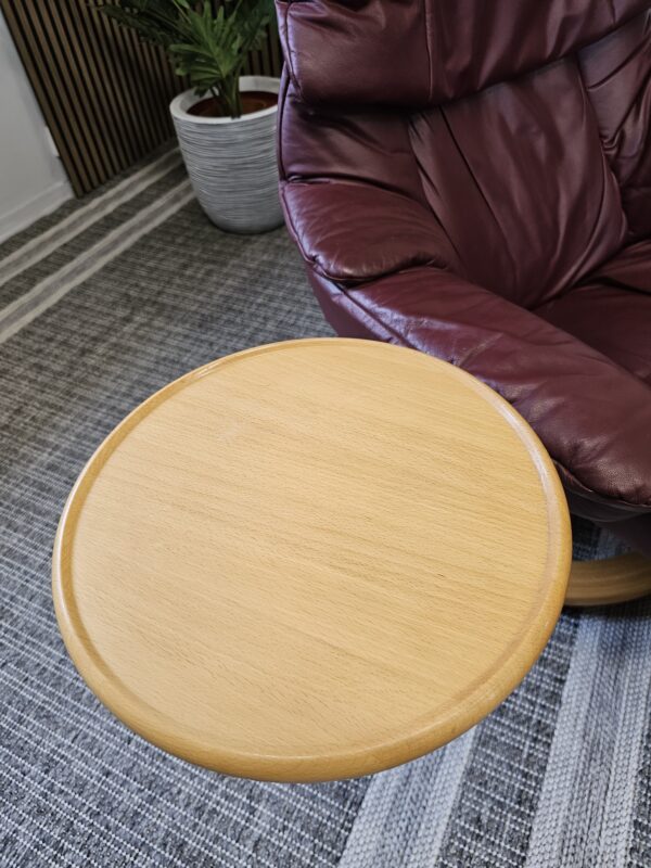 Stressless® Reno Medium med krakk + Stressless® Swing bord