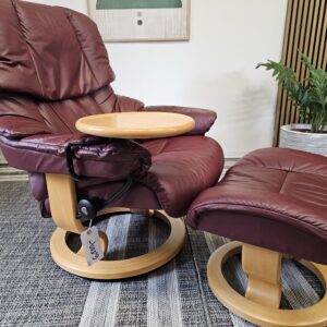 Stressless® Reno Medium med krakk + Stressless® Swing bord
