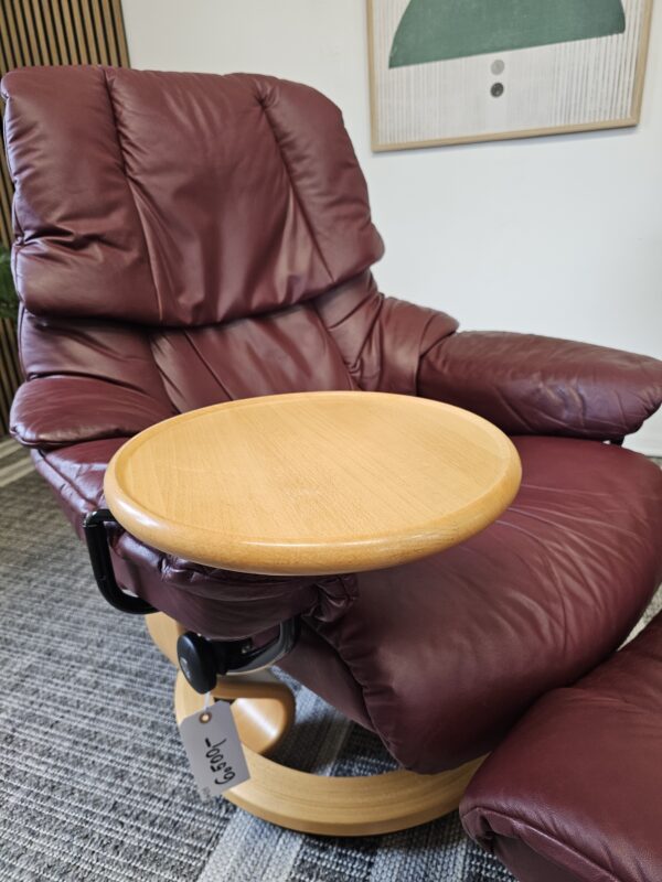Stressless® Reno Medium med krakk + Stressless® Swing bord