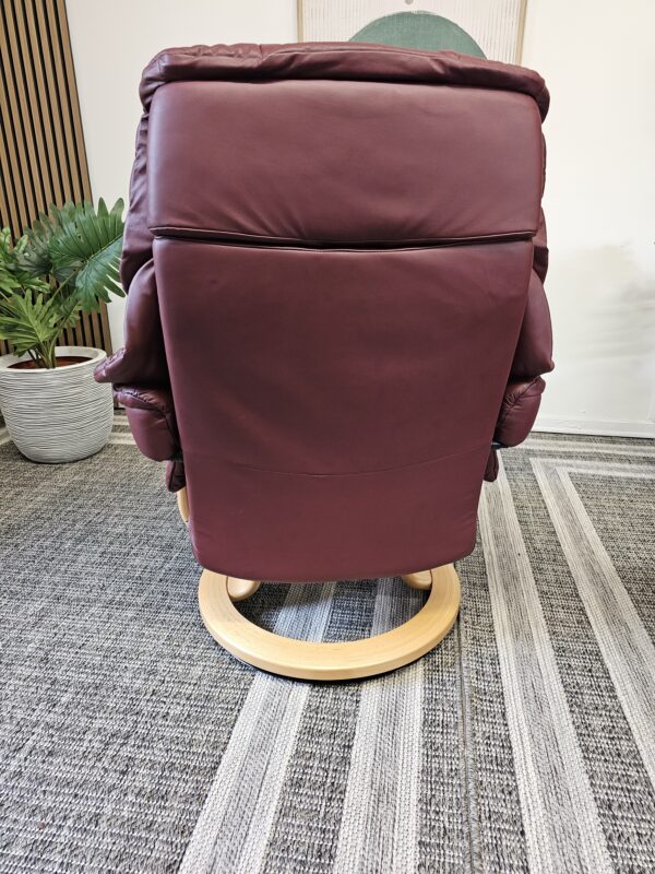 Stressless® Reno Medium med krakk + Stressless® Swing bord
