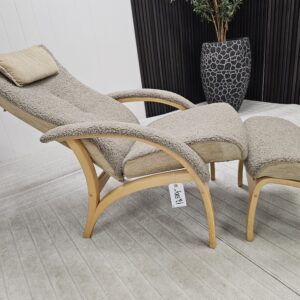 Brunstad Delta lenestol med krakk- Sahara fåreskinn/eik - Bilde 3