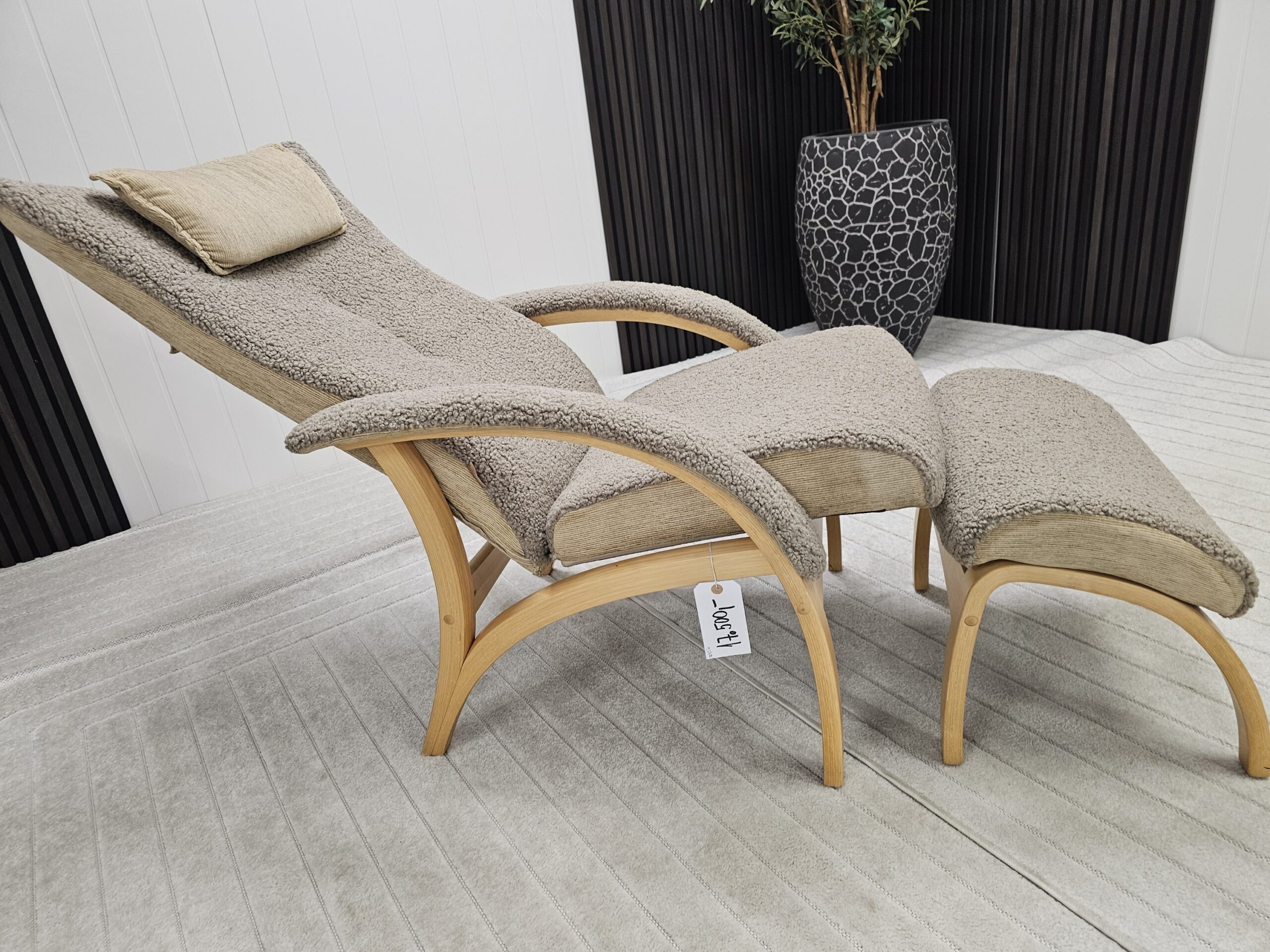Brunstad Delta lenestol med krakk- Sahara fåreskinn/eik - Bilde 3