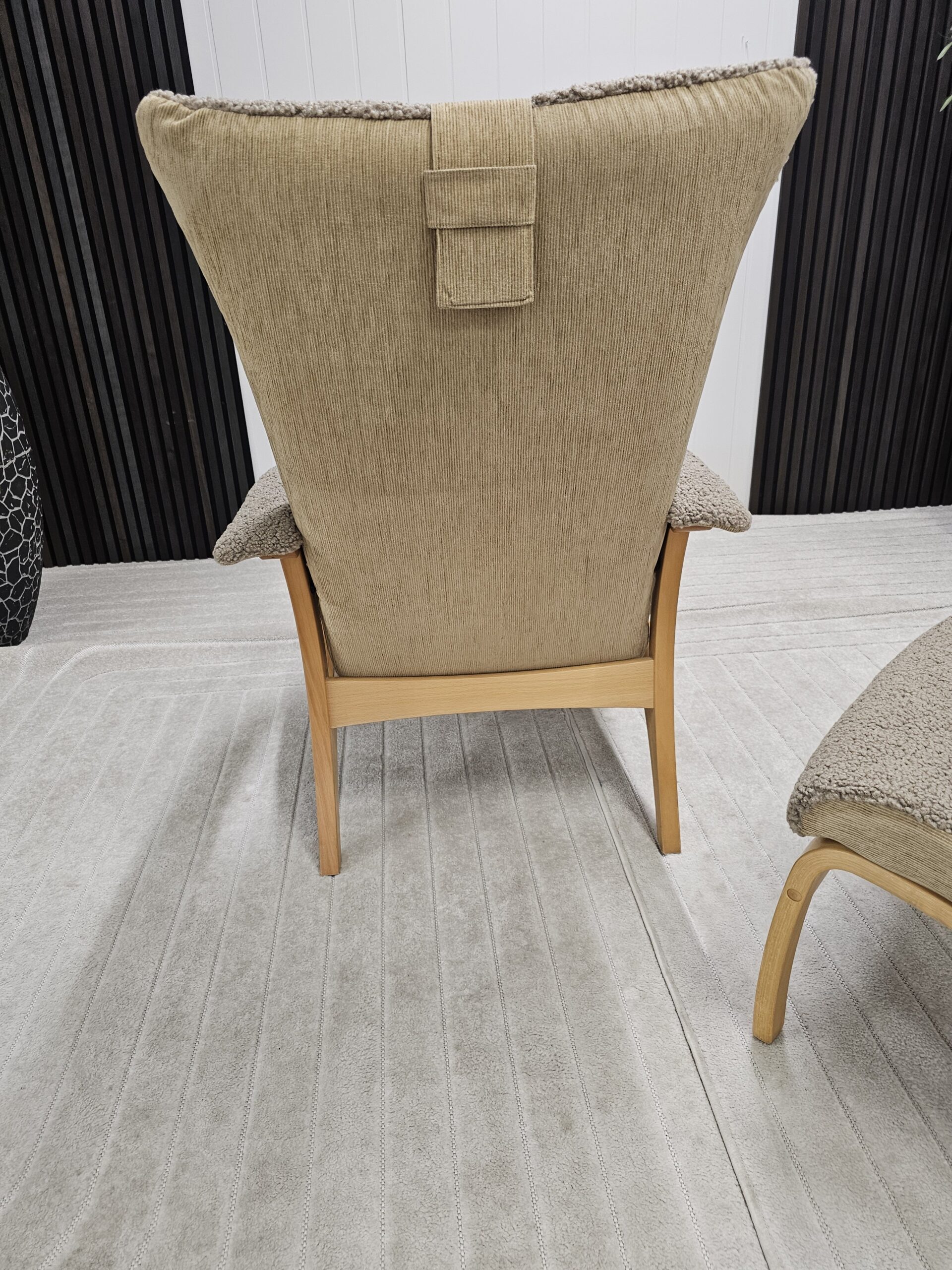 Brunstad Delta lenestol med krakk- Sahara fåreskinn/eik - Bilde 6
