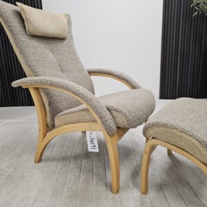 Brunstad Delta lenestol med krakk- Sahara fåreskinn/eik - Bilde 1