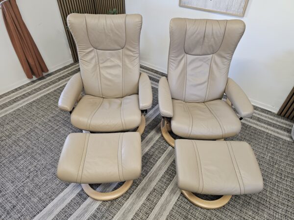 2 stk. Stressless Wing lenestoler med krakk fra Ekornes
