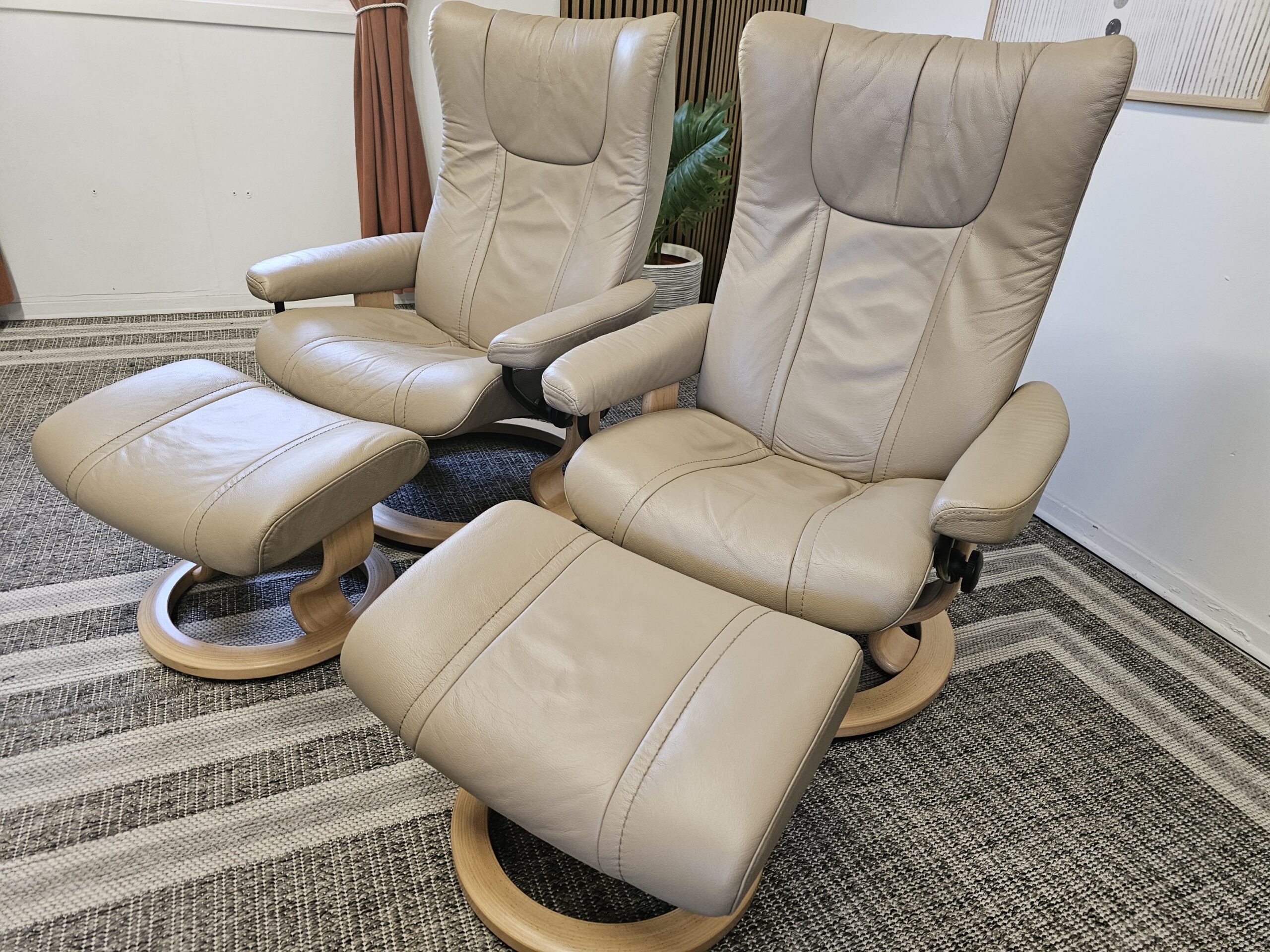 2 stk. Stressless Wing lenestoler med krakk fra Ekornes - Bilde 3