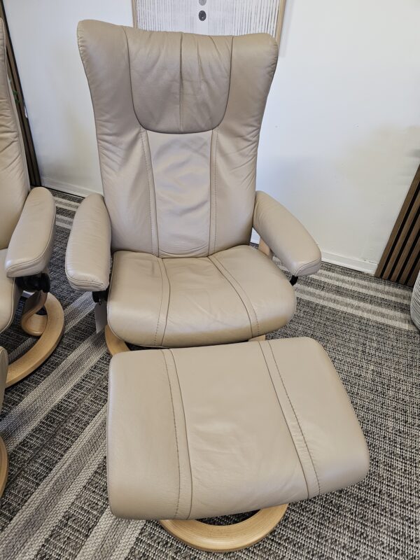 2 stk. Stressless Wing lenestoler med krakk fra Ekornes