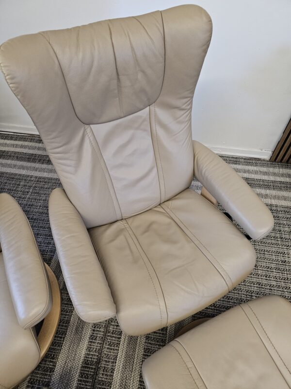 2 stk. Stressless Wing lenestoler med krakk fra Ekornes