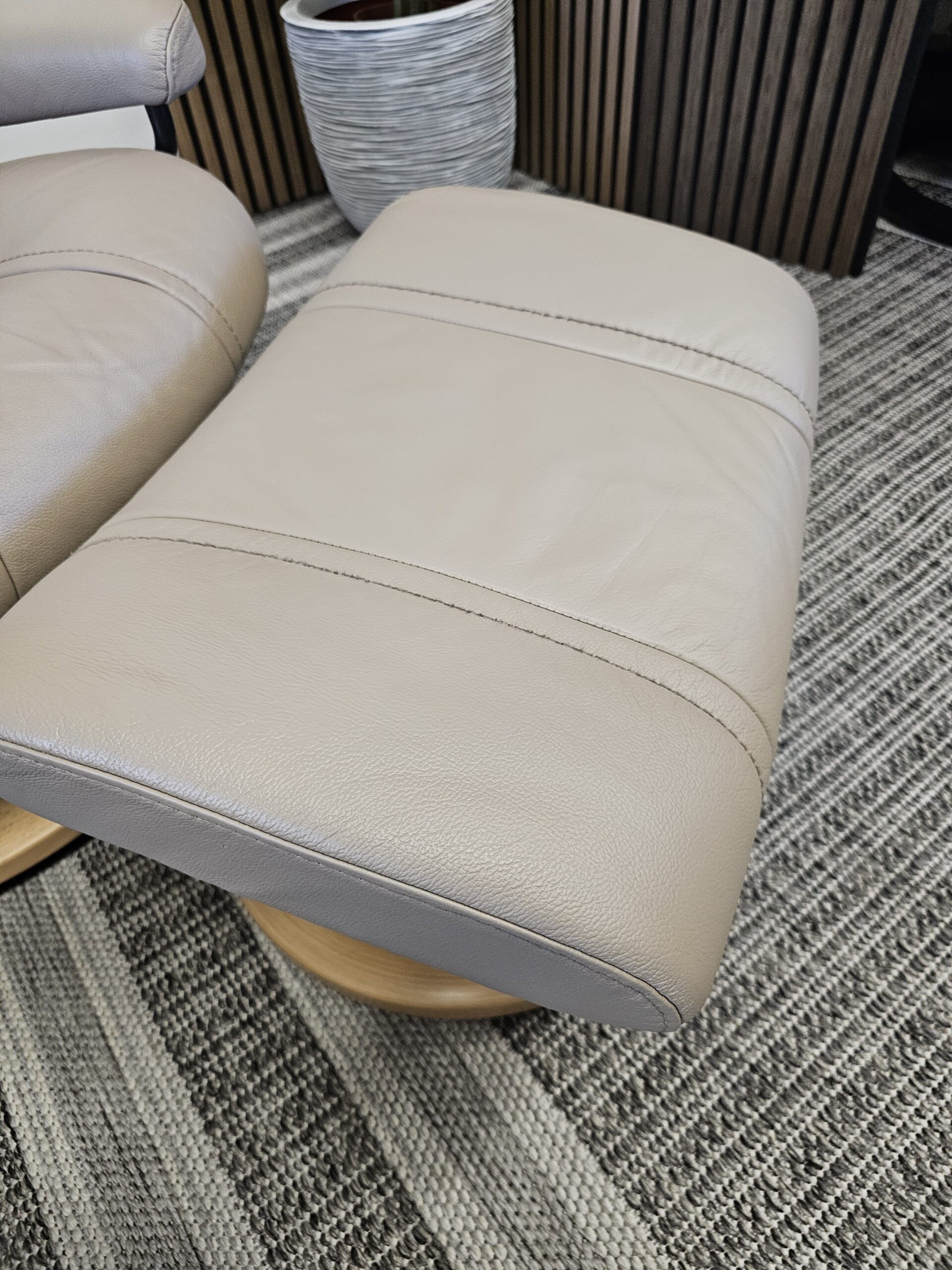 2 stk. Stressless Wing lenestoler med krakk fra Ekornes - Bilde 17